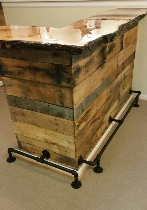 Pallet wood bar with live edge slab red oak top Bar Con Pallet, Palet Bar, Bar Pallet, Gerobak Dorong, Burlington Iowa, Diy Outdoor Bar, Bar In Casa, Bar Exterior, Pallet Bar