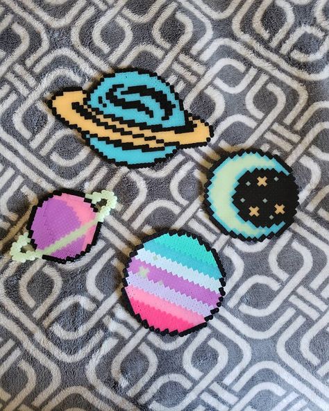 Perler Glow In The Dark, Perler Bead Patterns Space, Festival Perler Bead Patterns, 8 Bit Perler Bead Patterns, Planet Perler Bead Patterns, Planet Perler Beads, Perler Beads Space, Perler Beads Glow In The Dark, Perler Beads Planets