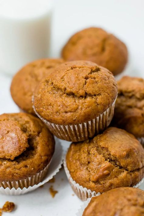 The Best Pumpkin Muffins. Tender, moist and super flavorful. #recipe #dessert Buttermilk Bran Muffins, Easy Pumpkin Muffins, Best Pumpkin Muffins, Pumpkin Muffins Easy, Pumpkin Muffin Recipes, Streusel Muffins, Pumpkin Chocolate Chip Muffins, Spice Muffins, Pumpkin Spice Muffins