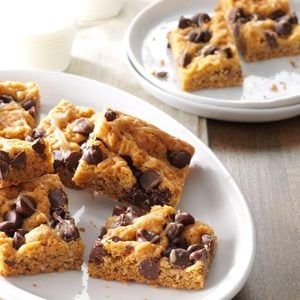 South Dakota Frito Treats Recipe: How to Make It Oatmeal Peanut Butter, Peanut Butter Snacks, Chocolate Chip Blondies, Caramel Bars, Peanut Butter And Chocolate, Pecan Pie Bars, Butter Bars, Chocolate Chip Cookie Bars, Baking Cocoa