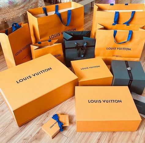 Luxury Birthday Gifts, Dubai Vacation, Mo Money, Designer Shopping, Vision Board Manifestation, Luxury Girl, Going Live, Rich Lifestyle, Luxury Lifestyle Dreams