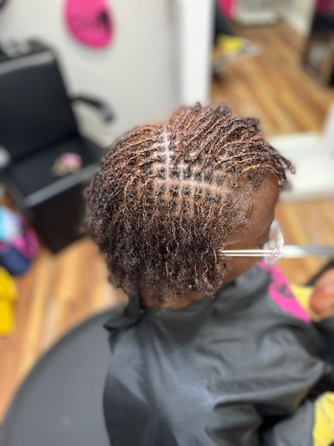 Microlocs Starter Short Hair, Microlocs On Short Hair, Starter Micro Locs, Microlocs Starter, Starter Microlocs, Microlocs Grid, Microlocs Fine Low Density Hair, Short Microlocs, Starter Interlock Locs