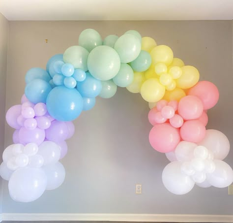 Rainbow Balloon Arch, Rainbow First Birthday, Rainbow Party Decorations, Unicorn Themed Birthday Party, Baby Shower Deco, My Little Pony Party, Rainbow Birthday Party, Rainbow Balloons, Baby Shower Decorations For Boys