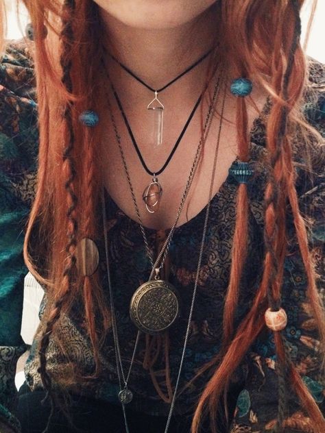 gypsy van grrrl Hippie Elegante, Pirate Hair, Boho Mode, Estilo Hippy, Mode Hippie, Rpg Characters, Hippie Hair, Estilo Hippie, Red Boho