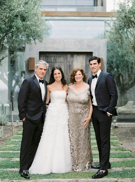 Wedding Photography: Immediate Family Photo with Parents and Siblings Bride Dresses 2023, Family Wedding Pictures, Stylish Gowns, Wedding Photo Checklist, Wedding Group Photos, Wedding Photo List, Family Wedding Photos, Wedding Portrait Poses, Funny Wedding Photos