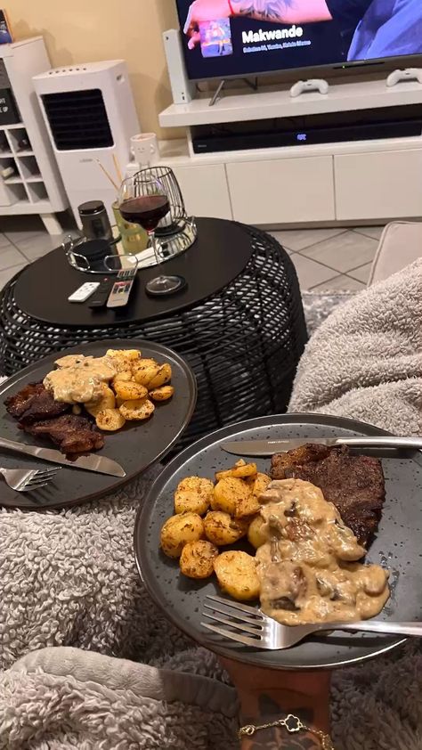 Birthday Lunch Aesthetic, Dinner At Home Aesthetic, Home Cooking Aesthetic, Couple Food, Romantic Dinner At Home, Wallpaper Design Ideas, Wallpaper Decor Ideas, Roasted Baby Potatoes, Homemade Comfort Food