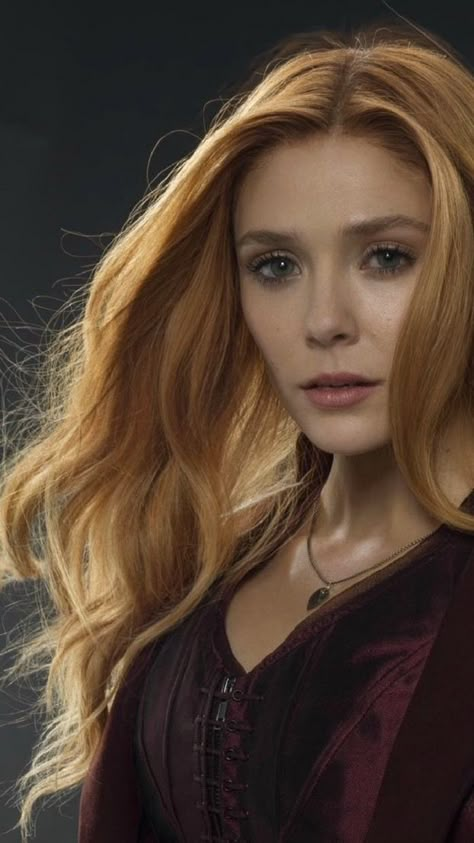 Elizabeth Olsen Haircut, Wanda Maximoff Wallpaper, Olsen Scarlet Witch, Elizabeth Olsen Scarlet Witch, Scarlet Witch Marvel, Scarlett Witch, Wanda And Vision, Model Aesthetic, Marvel Girls