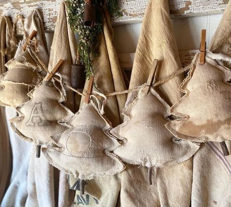 Blush Ideas, Primitive Crafts To Make, Cabin Christmas Decor, Primitive Christmas Tree, Christmas Scandinavian, Prim Christmas, Cabin Christmas, Christmas Tree Pillow, Christmas Gifts For Coworkers