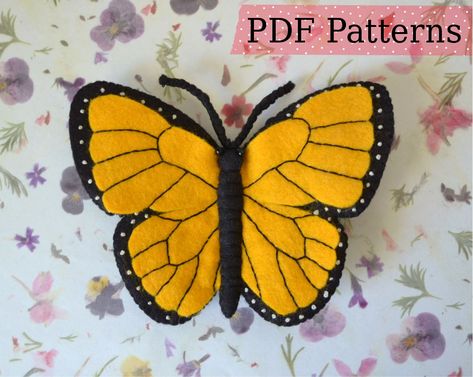 Felt Butterflies Pattern, Felt Butterfly, Felt Animal Patterns, Butterfly Ornaments, Handmade Plushies, Felt Embroidery, Easy Sewing Patterns, Fabric Projects, Monarch Butterfly