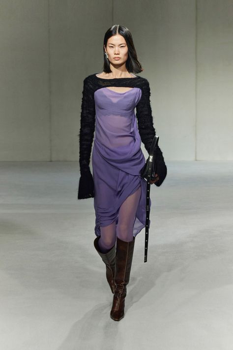 CPlus Series Shanghai Fall 2024 https://www.vogue.com/fashion-shows/shanghai-fall-2024/cplus-series/slideshow/collection#4 Purple Fashion Outfit, Shanghai Fashion Week, Shanghai Fashion, Slinky Dress, Fall 24, Fall Winter 2024, Next Clothes, Asymmetrical Tops, Yellow Fashion