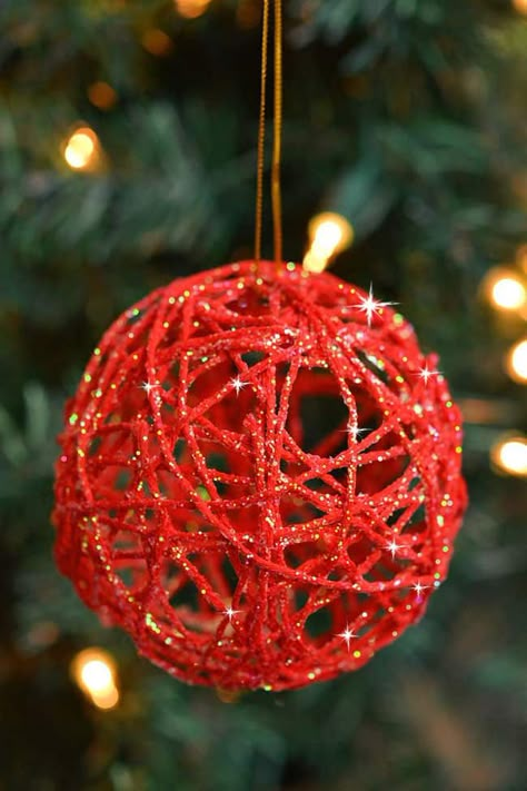 These DIY Christmas ornaments are SO FUN and really easy to make! Whether you're a fan of snowmen, Santa, snowflakes, or stars you'll find a fun homemade Christmas ornament idea here. These Christmas crafts are perfect for kids, tweens, teens, adults, and seniors. Yarn Balls With Glue Diy Christmas, Twine Ball Ornaments, Holiday Decor Crafts, Xmas Tree Crafts, Simple Diy Christmas Ornaments, Yarn Ball Ornaments, Homemade Christmas Ornaments For Kids, Yarn Christmas Ornaments, Christmas Ornaments Crafts