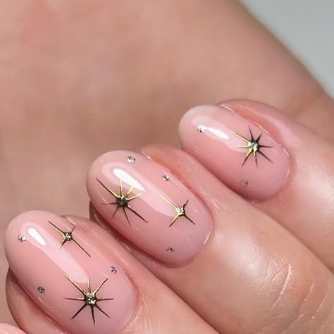 Nail Inspiration Winter, Gel Chrome Nails, Biab Nails, Cute Gel Nails, Winter Nail Art, New Year's Nails, Minimalist Nails, Chrome Nails, Mani Pedi