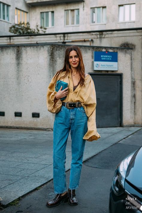 Milan Fall 2022 Street Style: Gala Gonzalez - STYLE DU MONDE | Street Style Street Fashion Photos Gala Gonzalez Milan Winter Street Style, Milan Fall Outfits, Fall 2022 Fashion Trends Street Style, Spain Street Style, 2022 Street Style, Gala Gonzalez, Minimalist Street Style, Spain Fashion, Jeans Street Style