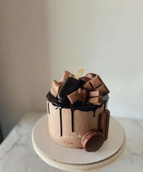 Small Chocolate Cake Design, Minimal Chocolate Cake, Mini Cakes Ideas Birthday Men, Birthday Cake For Men Easy, Mini Valentine Cakes, Small Chocolate Cake, Valentine Cakes, Mini Christmas Cakes, Cake Designs For Boy