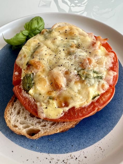 Cheesy Baked Tomato Slices (Gluten Free) - Hungry Happens Baked Tomato Slices, Bread For Breakfast, Toasted Crostini, Hungry Happens, Low Carb Snack, Baked Tomatoes, Spinach And Cheese, Spinach And Feta, Slice Of Bread