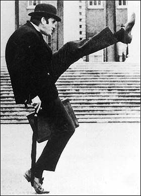 John Cleese~The Ministry of Silly Walks @Kathleen Shea best walks. Monty Python's Flying Circus, Monty Python Flying Circus, John Cleese, Morrison Hotel, Julian Lennon, Arte Peculiar, British Humor, British Comedy, Monty Python