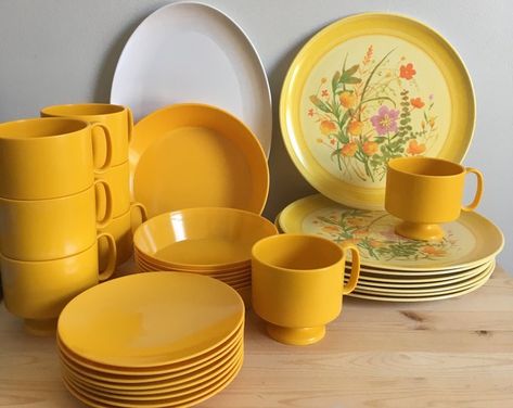 Yellow Kitchenware, Retro Dinnerware, Kitchenware Products, Retro Kitchenware, Collapsible Storage Bins, Yellow Home Decor, Home Tools, Yellow Kitchen, Ceramic Dinnerware