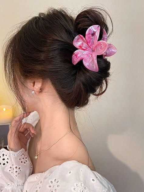 1pc Fashionable Pink Gradient Color Plastic Hair Clip With Large Flower, Elegant And Simple Style Hair Accessory Suitable For Daily Wear, Parties, Commutes, Holidays, Etc. Can Be Used To Tie Hair Up, Make Hairstyles Or As Face-Washing, Bathing, And Make-Up Accessory. Perfectly Matches Clothing And Other Accessories.I discovered amazing products on SHEIN.com, come check them out! Flower Claw Clip Hairstyles, Flower Claw Clip, Daisy Hair, Clip Hairstyles, Hair Brush Straightener, Hair Claw Clips, Rose Bonbon, Elegant Sophisticated, Claw Hair Clips