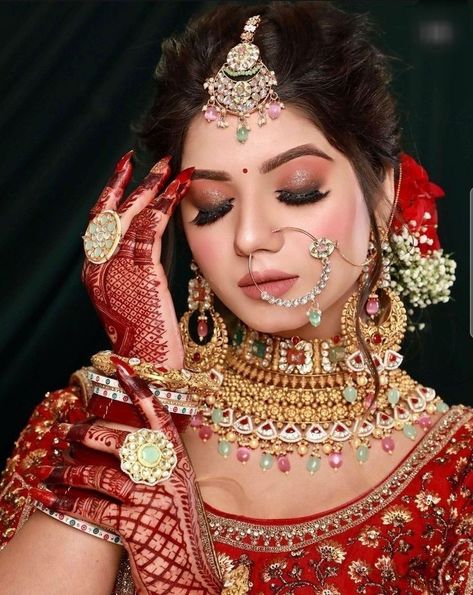 Classic Wedding Makeup, Bridal Makeup Pictures, Hindu Women, Eyes Hazel, India Sari, Makeup Shoot, Jewellery Shoot, Best Indian Wedding Dresses, Indian Engagement