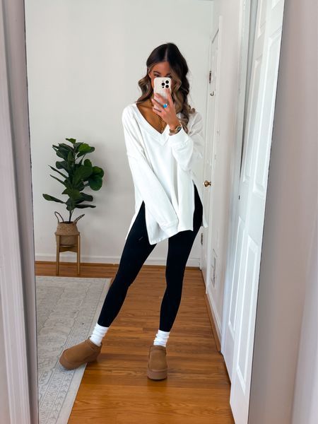 Leggings And Mini Uggs Outfit, How To Style Uggs With Leggings, Cute Outfits With Ultra Mini Uggs, Ugg And Leggings Outfit, Platform Ugg Outfit Ideas, Ugh Shoes Outfit, Black Leggings Uggs Outfit, Ugh Platform Boots Outfit, Ultra Mini Uggs Outfit Leggings