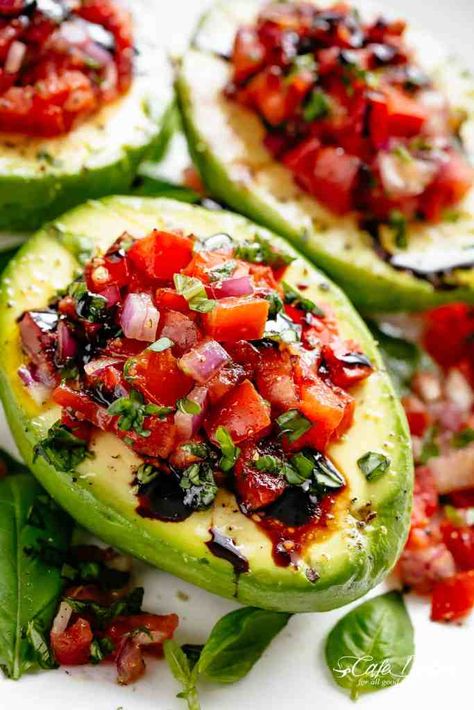 Stuffed Avocados, Avocado Recipes Healthy, Sommer Mad, Balsamic Reduction, Boat Food, Lake Food, Avocado Recipes, Mediterranean Diet Recipes, Veggie Dishes