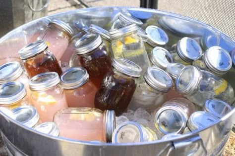 Ready made cocktails in mason jars... Never thought to already have them filled and chilled! Fun for a summer BBQ Mason Jar Cocktails, Cowgirl Party, Think Food, Frou Frou, Bbq Party, Cool Ideas, Milkshakes, Different Kinds, Adult Drinks