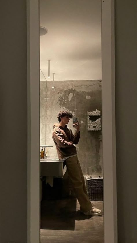 Addicted Calloway Sisters, Iphone Mirror Selfie, Loren Hale, Spiegel Selfie, Men Fashion Photoshoot, Art Selfie, Single Pic, Calloway Sisters, Mens Photoshoot Poses