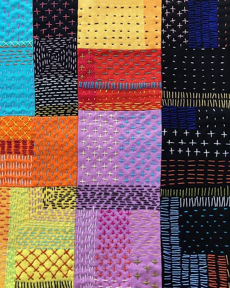 454 Likes, 19 Comments - Tuija Heikkinen (@tuijaheikkinen) on Instagram: “Stitch by #stitch ➖➖➖here and there ➖➖➖ #runningstitch #sashiko #embroidery #quilt #modernquilt…” Embroidery Quilt, Boro Stitching, Japanese Quilts, Kantha Embroidery, Sashiko Embroidery, Japanese Embroidery, 자수 디자인, Crewel Embroidery, Hand Embroidery Stitches