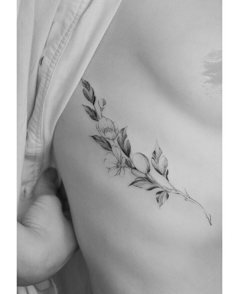 Ribs Floral Tattoo, Vine Tattoos Ribcage, Plant Tattoo Side Rib, Magnolia Rib Tattoo, Women Ribcage Tattoo, Vine Ribcage Tattoo, Mid Back Tattoo Women, Ribcage Flower Tattoo, Floral Rib Tattoos For Women