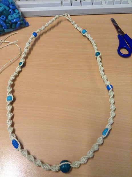 DIY: Macramé Necklace #jewelry #weave Hemp Jewelry Diy, Diy Macrame Necklace, Hemp Bracelet Patterns, Diy Necklaces Tutorial, Red Bead Earrings, Macrame Colar, Hemp Jewelry, Hemp Necklace, Diy Jewelry Necklace