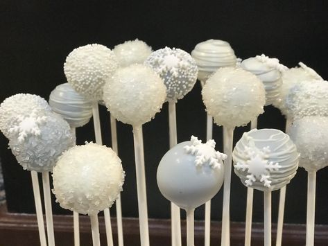 Cake Pops Winter Wonderland, Winter Cake Pop Ideas, Winter Themed Cake Pops, Polar Bear Cake Pops, Winter Onederland Cake Pops, Winter Cakepops, Winter Wonderland Desserts, Winter Wonderland Cake Pops, Tort Frozen