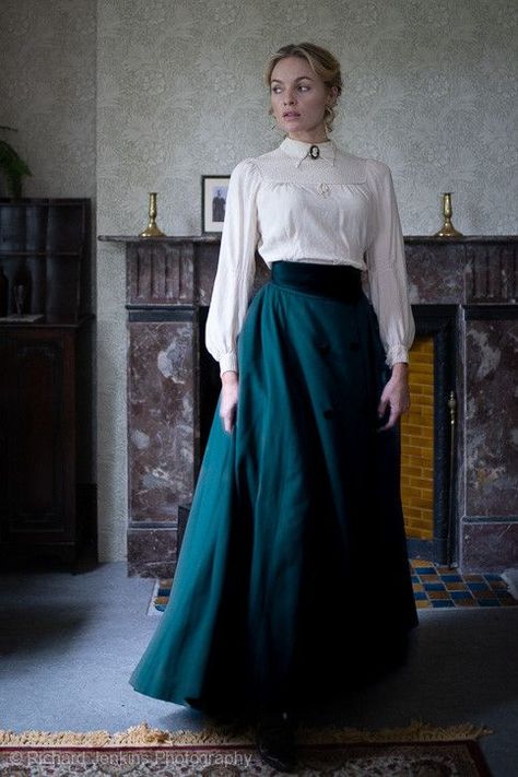 Victorian Working Class Dress, 1700s Fashion Poor, Victorian Commoner Clothing, 1890s Fashion Poor, 1800s Dresses Poor, Victorian England Fashion, 19th Century Fashion Women, 1890s Fashion Women, 1910s Fashion Women