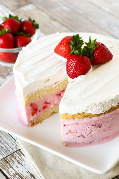 Gluten Free Vegan Strawberry Ice Cream Cake. Layers of vanilla cake, So Delicious Dairy Free strawberry ice cream and creamy Cocowhip. A gorgeous frozen treat! Vegan Ice Cream Cake, Vegan Strawberry Ice Cream, Strawberry Ice Cream Cake, Strawberry Layer Cakes, Lemon Layer Cakes, Torte Cupcake, Layer Cake Recipes, Poke Cake Recipes, Strawberry Lemon