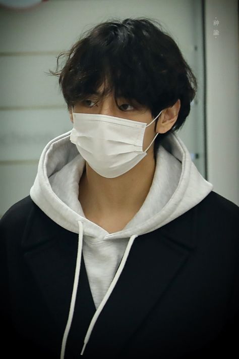 Bts Mask, Bts Airport, Taehyung Selca, V Bts Wallpaper, Hottest Male Celebrities, Airport Fashion, Kim Taehyung Wallpaper, Bts Korea, Daegu