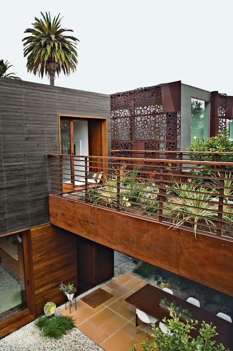 Rooftop House, Style Californien, Container Home Designs, Venice House, Modern Bungalow, Beach Bungalows, Container House Design, Design Exterior, Venice Beach