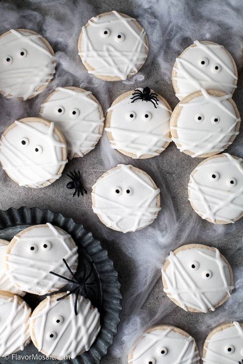 Mummy Cookies Decorated, Mummy Cookies Royal Icing, Mummy Sugar Cookies, Mummy Oreo Cookies, Round Halloween Cookies, Halloween Desserts Mummy, Monster Cookies Recipe Halloween, Halloween Biscuits, Mummy Cookies