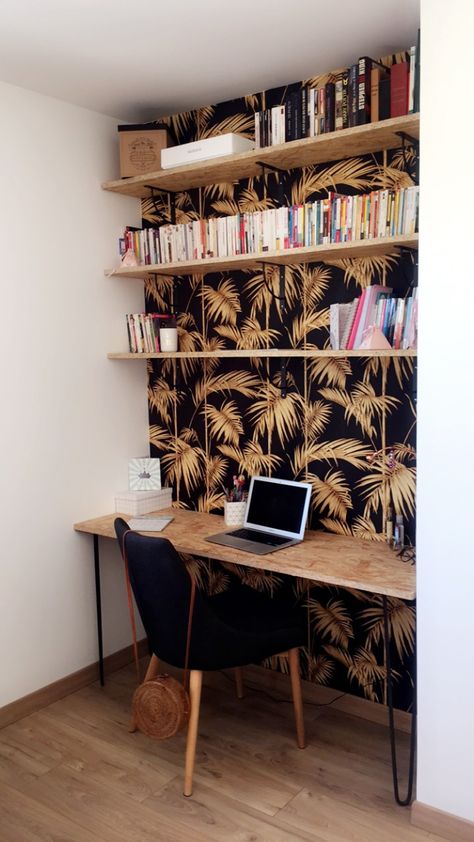 Pieds #ripaton découpés de planches OSB et papier peint #weldom Breeze Block Wall, Tiny Office, Block Wall, Office Design, Wine Rack, Bookcase, Sweet Home, Dream House, Home And Garden