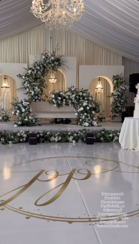 Stage Wedding Decorations, Muslim Wedding Decorations, Wedding Throne, Wedding Reception Slideshow, Wedding Reception Florals, Cake Bride, Wedding Theme Color Schemes, Simple Wedding Bouquets, Wedding Background Decoration