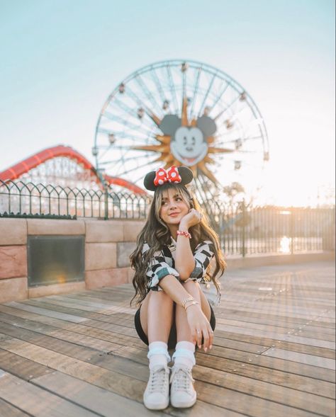 Disneyworld Pictures, Disney Poses, Disneyland Photography, California Pictures, Disney Outfits Women, Adventure Picture, Disney Themed Outfits, Cute Disney Outfits, Disneyland Photos