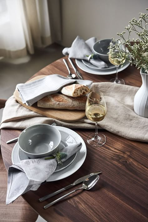 A Scandinavian design classic – Rörstrands iconic Swedish Grace porcelain is a timeless table setting. Boho Kitchen, Apartment Inspiration, Scandinavian Design, Table Design, Couple Gifts, Serving Tray, Anniversary Gifts, Table Settings, Porcelain