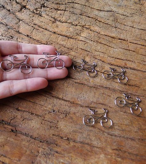 Bicycle Paper Clips!! Fun to make larger scale, out of old fence wire: Farmhouse Tile, Bijoux Fil Aluminium, Tile Shower Ideas, Green Tile, Wire Work Jewelry, Metal Art Projects, Wire Sculpture, Work Jewelry, Tile Shower