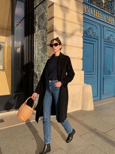 What To Wear In Paris | A Parisian Outfit Guide For Each Season Outfits For Paris Winter, French Winter Outfits, Parisian Winter Outfits, Parisian Winter, Parisian Outfit, Chelsea Boots Outfit, Dress Like A Parisian, Parisian Outfits, Paris Winter