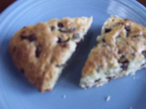 Bisquick Chocolate Chip Scones – Alex and Mom Cooking Bisquick Cookies, Jiffy Mix Recipes, Chocolate Chip Scones, Scone Mix, Chocolate Deserts, Scones Recipe Easy, Scones Easy, Bisquick Recipes, Biscuit Mix