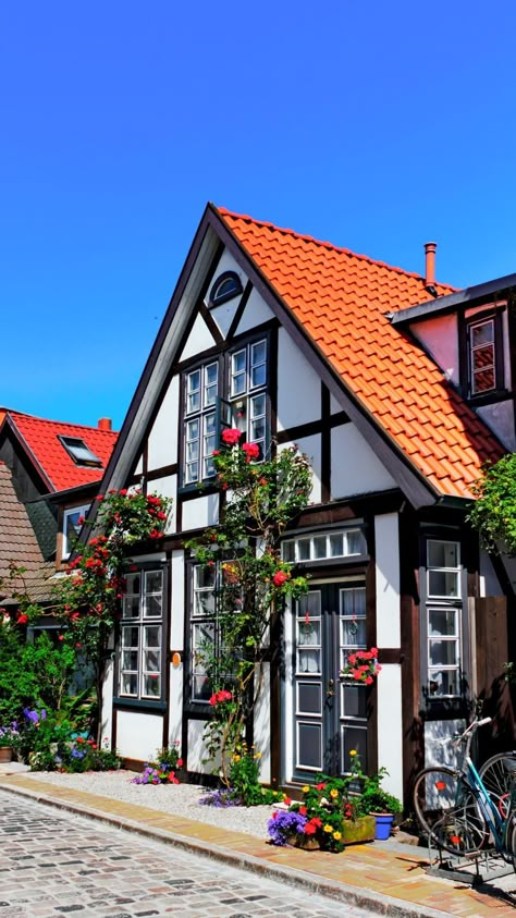 German Cottage, Colorful Architecture, Beautiful Cities In The World, German Houses, Fairytale House, European Cottage, Timber Buildings, Community Support, Small House Plan