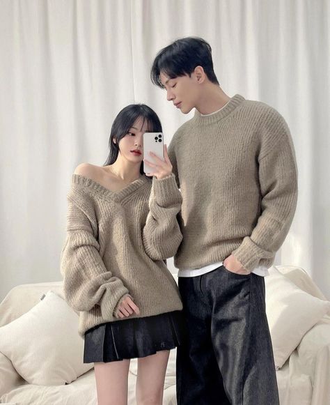 Matching Easter Outfits Couple, Matchy Outfit Couple Formal, Couple Coordinated Outfits, Red Outfit Couple, Korean Couple Aesthetic Outfit, Couples Matching Outfits Winter, Couple Outfit Ideas Casual, Matching Formal Outfits For Couples, Couple Matchy Outfits