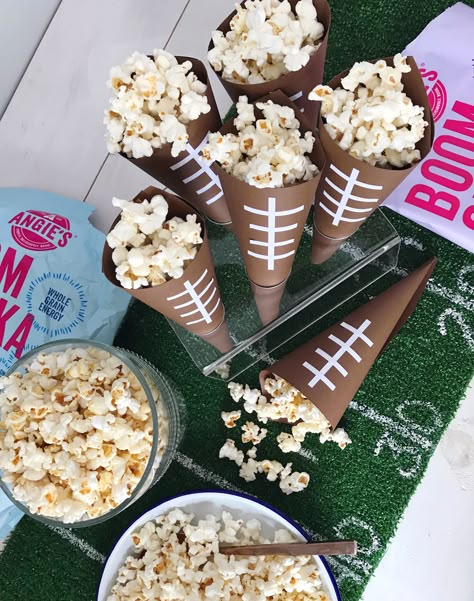 Healthy Super Bowl Snack Ideas | Game Day Popcorn Bar and Football Tablescape DIY Football Crafts For Kids, Birthday Party Food Healthy, Football Popcorn, Snack Cones, Party Food Healthy, Super Bowl Crafts, Healthy Super Bowl, Bowl Craft, Superbowl Party Decorations