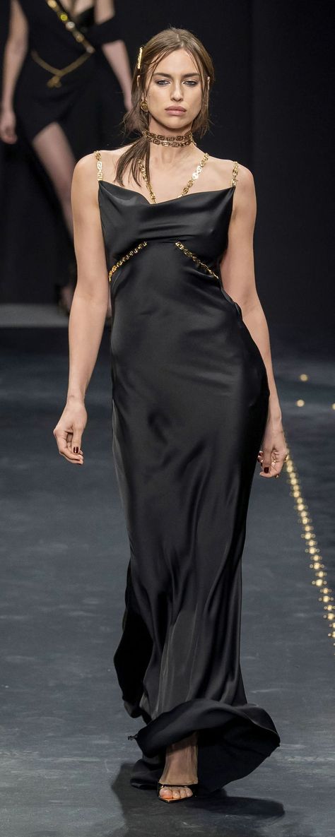 Versace Fall-winter 2019-2020 - Ready-to-Wear Versace 2019 Fall Winter, Versace Fw23, Versace Iconic Dress, Versace Style Outfit, Versace Dresses, Versace Black Dress, Black Versace Dress, Versace 2019, Versace 2020