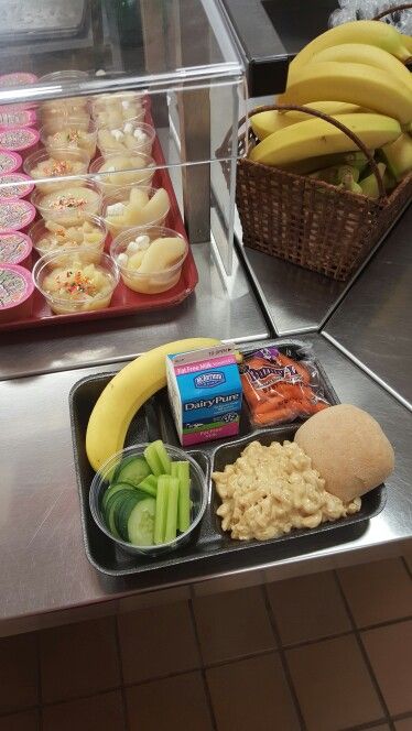 School lunch Boarding School Cafeteria, Private School Lunch, American School Lunch, Prison Food, America School, Luxury School, Australia School, Lunch Photos, School Cafeteria