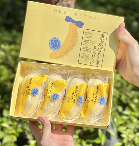 Tokyo Banana: A Must-Try or Overhyped? 🍌 This cute banana-shaped cake is a popular souvenir in Japan! Inside the fluffy cake, you'll find a sweet banana custard filling. While I found the banana flavor a bit artificial, others love it! Give it a try and see for yourself! #tokyobanana #japan #souvenir #bananacake #fluffycake #Snacks #tokyo #banana Tokyo Banana, Japan Cake, Banana Custard, Fluffy Sponge Cake, Japan Souvenir, Japan Snacks, Aesthetic Dessert, Korean Dessert, Snacks To Try