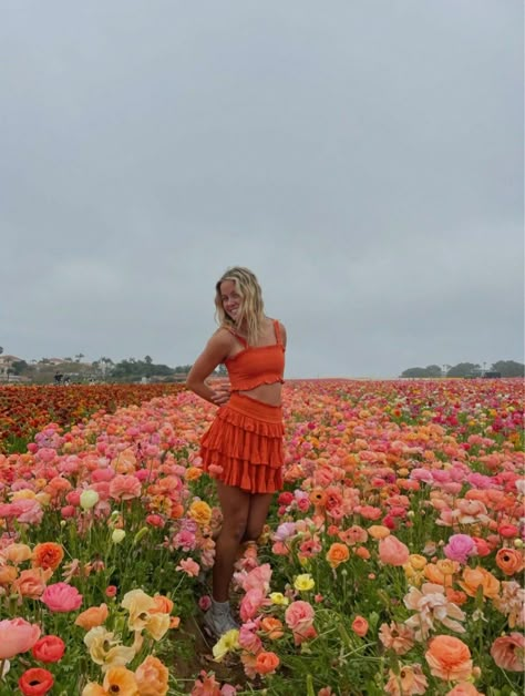 People In Flower Fields, Flower Patch Pictures, Pics In Flower Field, Wildflower Pictures Photography, Poses For Flower Fields, Easter Picture Ideas Instagram, Flower Field Poses Photo Ideas, Flower Patch Photoshoot, Graduation Pictures Flower Field